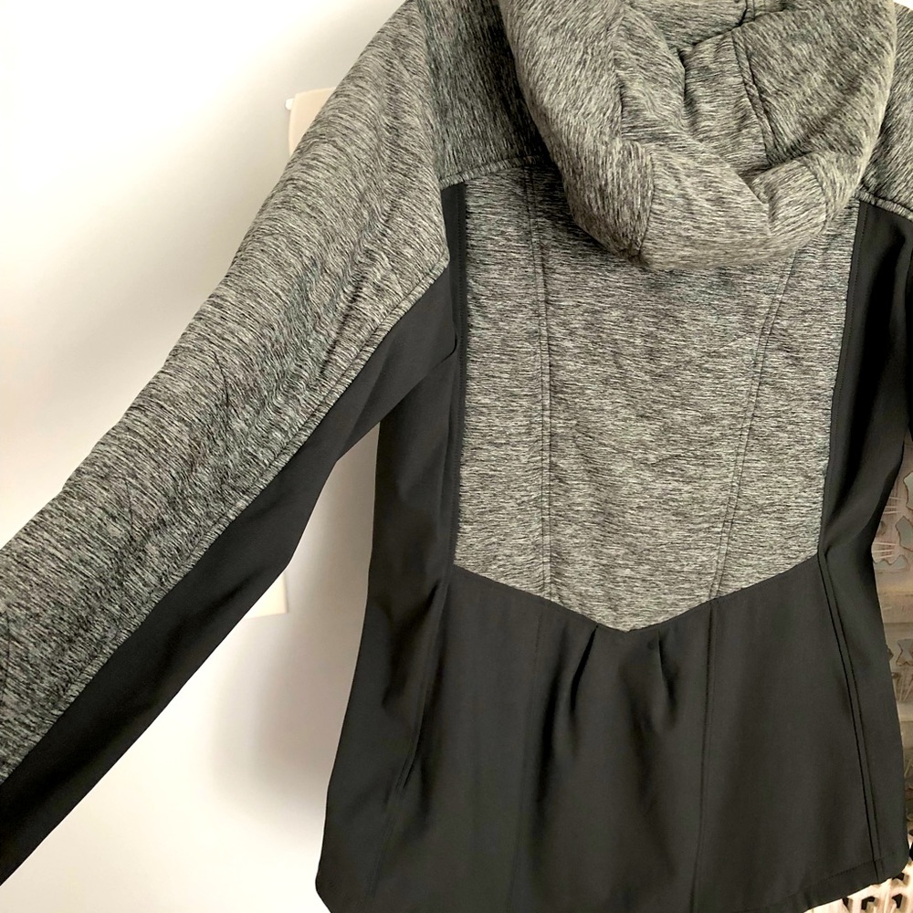 North Face light jacket. Beautiful design. Great for travel. Very lightly used.